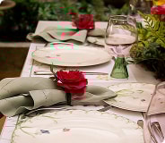 
              Uma mesa posta com atenção aos detalhes